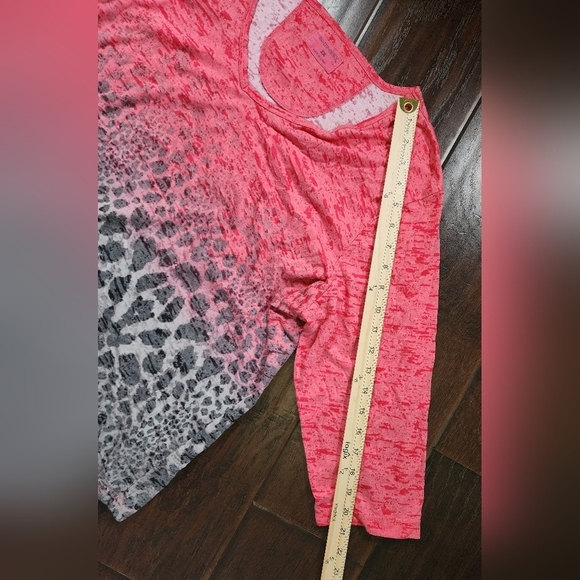 Activology Womens Ombre Animal Print V Neck Top - Picture 4 of 8